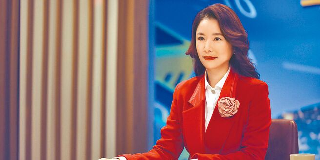 林心如以復古大波浪髮型饰演电视台当家主播。（Netflix提供）