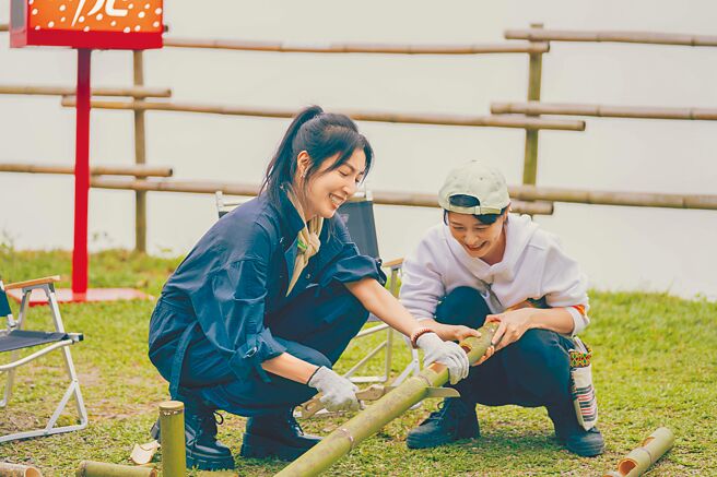杨谨华（左）与江宜蓉在《光露营就很忙了》中合力锯竹子。（TVBS提供）
