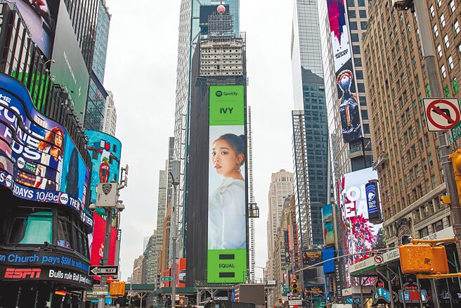 艾薇近日登上纽约时代广场巨幕，为女性平权发声。（环球音乐提供）