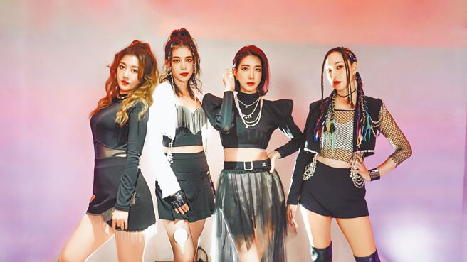 陶嫚曼（左起）、王思平、宋米秦、劉喆瑩組限定女團「MAMA PINK」，笑稱是乘風破浪的媽媽。（我是凱文工作室提供）