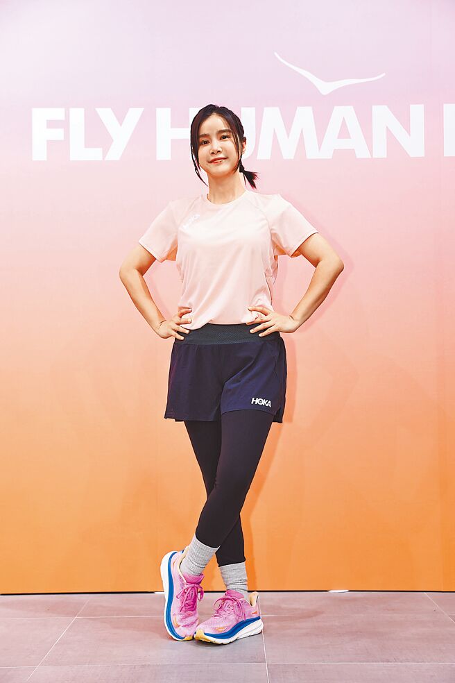 李佳穎昨談及小9歲男友時露出幸福表情。（羅永銘攝）