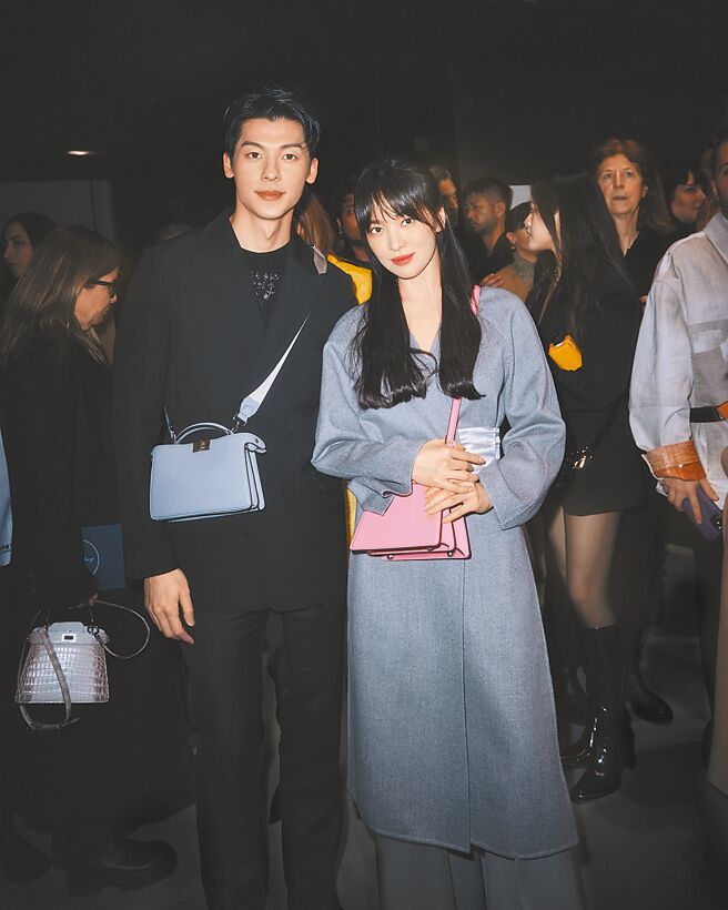 許光漢（左）化身迷弟主動與宋慧喬合照，拍完後興奮小表情引起社群討論。（FENDI提供）