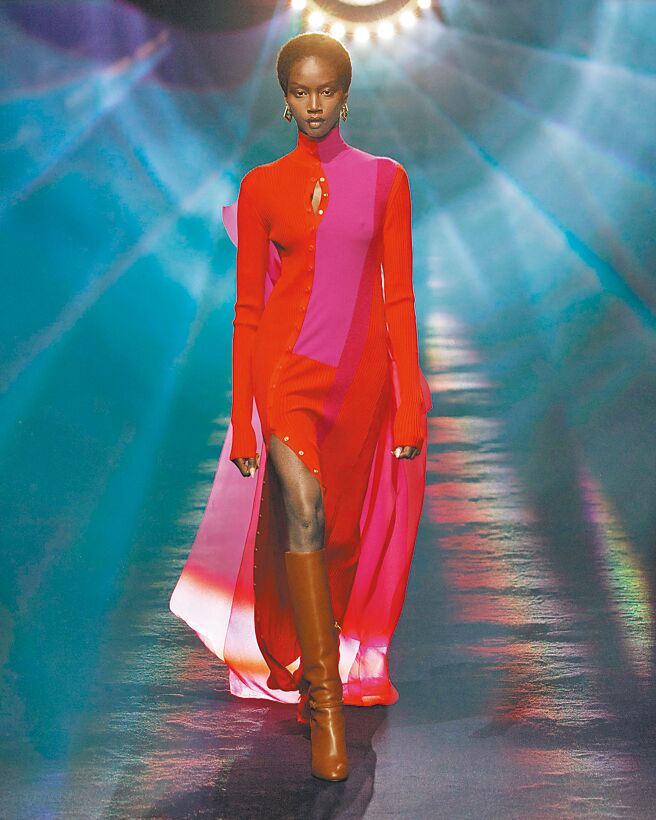 貼合曲線的針織單品是本季亮點單品之一。（路透）