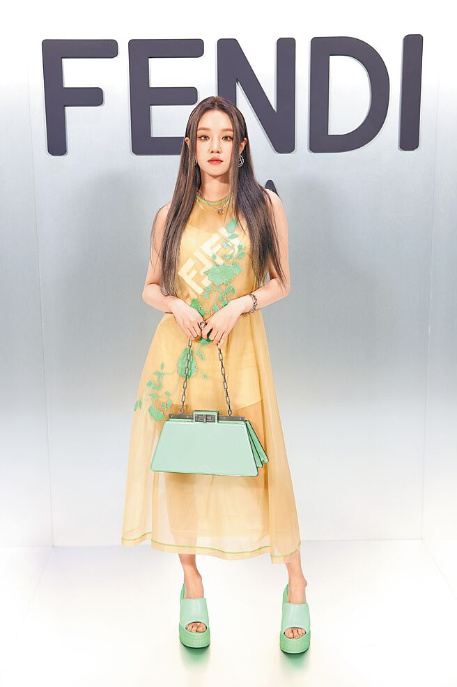 (G)I-DLE成員宋雨琦以2022春夏系列透視洋裝亮相FENDI大秀現場。（FENDI提供）