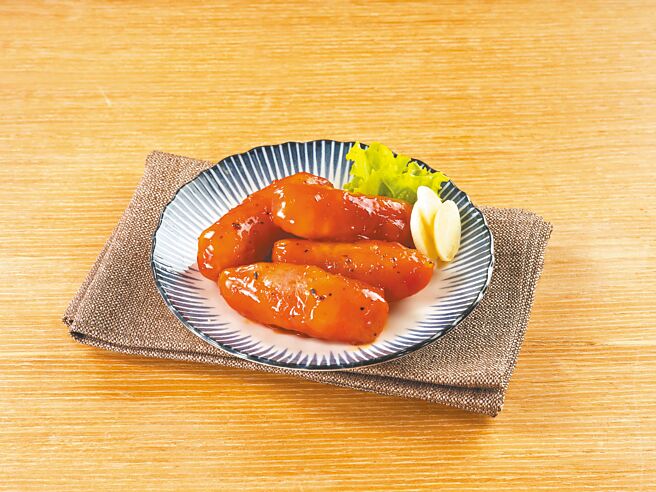 OKmart「炭烤风味珍珠香肠」28日前享第2件8折。（OKmart提供）