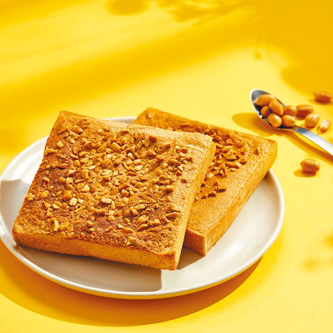 全家推出陈耀训．麵包埠「厚烧乳酪花生」，在全+1商城开卖，219元。（全家提供）