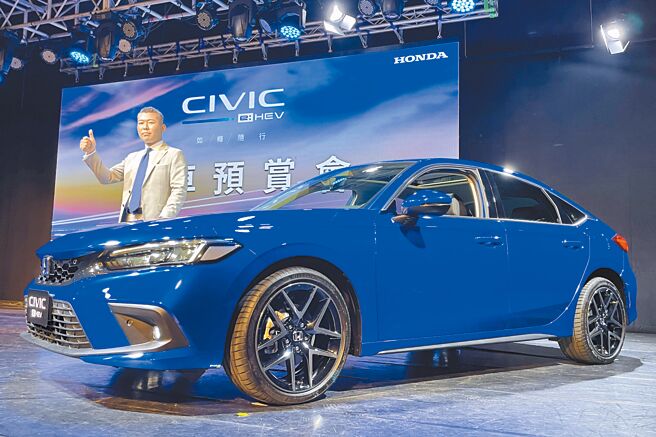 Honda Taiwan董事长高冈笃史预告今年将推出二款新车，前方为预计5月上市的Honda Civic e:HEV。（陈大任摄）