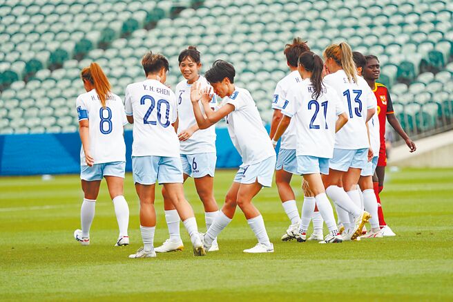 中华女足前锋苏育萱（中）对巴布亚纽几内亚进球后与队友庆祝，赛后也传出她加盟中甲海南琼中的好消息。（中华足协提供）