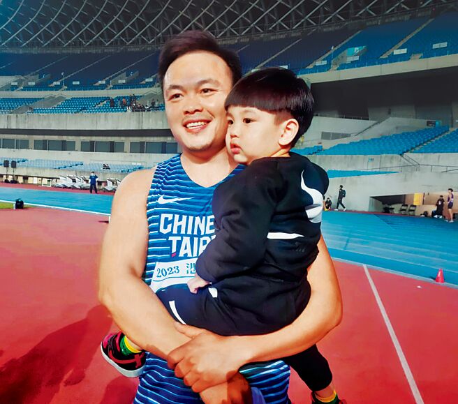 鄭兆村有2歲兒子Q寶（圖右）的陪伴，在港都盃擲出79公尺87，輕鬆奪冠。（黃邱倫攝）