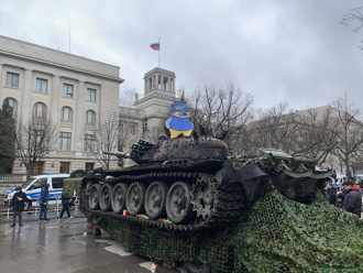 柏林萬人反戰示威 廢棄坦克放置俄國使館前