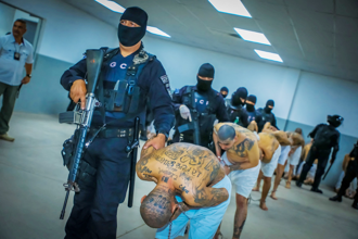 薩爾瓦多大掃黑6萬餘人 超級監獄驚見國造「T65步槍」