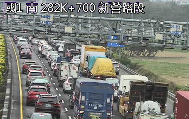 返乡崩溃！货车水泥管掉落 「2大1小车」撞一团，全线封闭。(翻摄高速公路1968)
