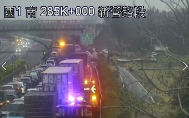 返乡崩溃！货车水泥管掉落 「2大1小车」撞一团，全线封闭。(翻摄高速公路1968)
