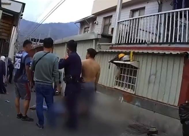 陈家人酒后殴警，遭依妨害公务移送。(警方提供)