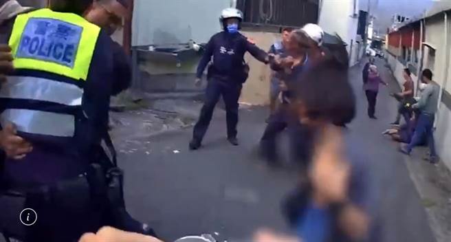 陈家人酒后殴警，遭依妨害公务移送。(警方提供)