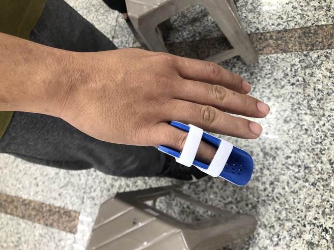 陈家人酒后殴警，遭依妨害公务移送。(警方提供)