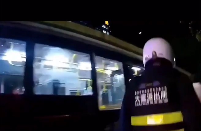 北市中山區捷運劍南路站公車停靠區，公車司機與乘客爆發口角雙方進而大打出手。（翻攝影片／林郁平台北傳真）