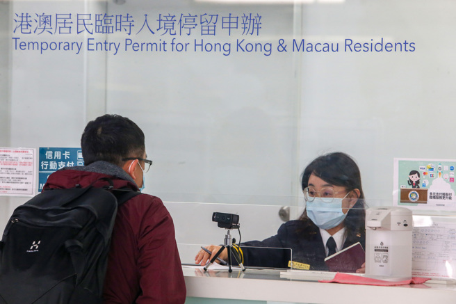 网友狂推4天3夜出国旅游可以去泰国或日本。图为旅客入境台湾的画面。（陈麒全摄）