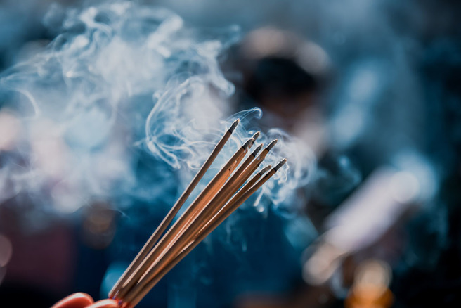 未來家中若不再拜拜了，要將祖先請至佛寺，必須先徵得祖先同意。（示意圖／Shutterstock）