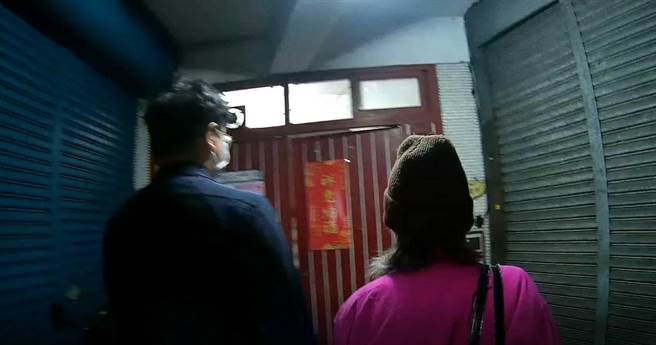 患有失智症的吴妇日前迷失景新街头，警员到场协助后，才平安将她送回。（警方提供）