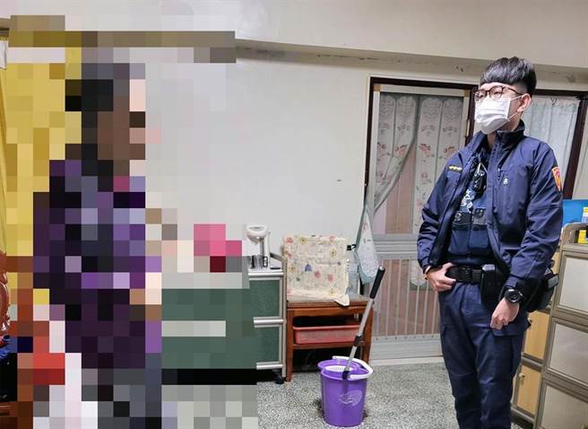 台南市警六分局盐埕所警员卓浩宇（右）接获林姓老妇报案指疑似接到诈骗电话后，到场安抚对方情绪。（读者提供／洪荣志台南传真）