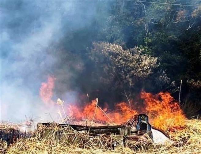 南投縣魚池鄉兩處公墓24日引發火燒山，險波及高壓電塔、民宅。（立委馬文君提供／楊靜茹南投傳真）