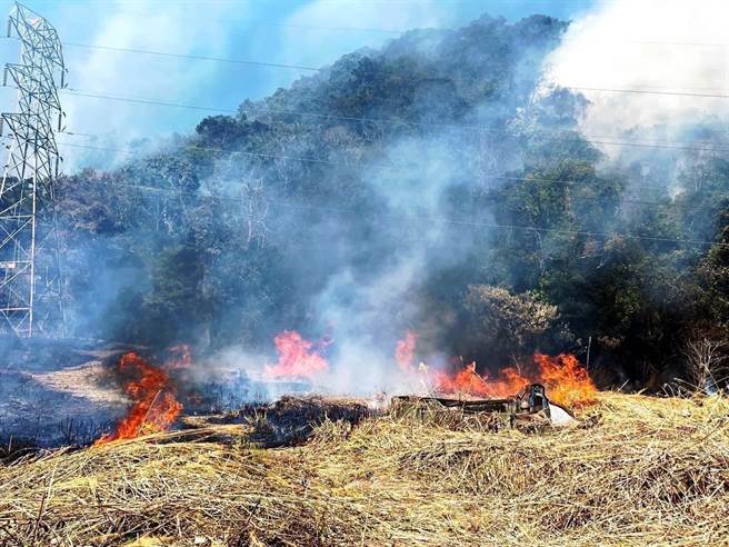 公墓火燒山險波及高壓電塔、民宅，請求消防署空勤總隊派直升機馳援。（立委馬文君提供／楊靜茹南投傳真）