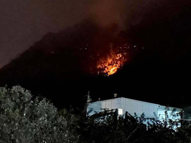 公墓火警火勢蔓延，入夜後火勢猛烈，擔心波及民宅。（民眾提供／楊靜茹南投傳真）