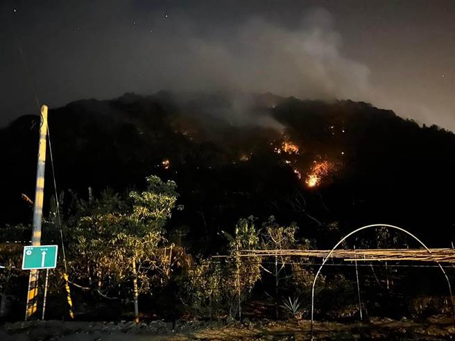 消防員與義消戴著頭燈徹夜上山開闢防火線，避免火勢蔓延。（民眾提供／楊靜茹南投傳真）