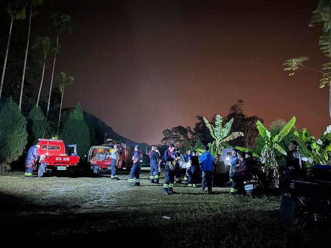 消防員與義消徹夜在現場守候，直到深夜確定火勢不再蔓延，直到25日凌晨才返隊。（民眾提供／楊靜茹南投傳真）