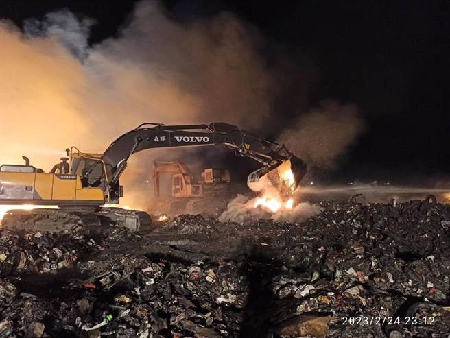 嘉義市湖子內垃圾山失火燒整晚，消防局及環保局合力搶救至今天清晨撲滅。（讀者提供／廖素慧嘉市傳真）