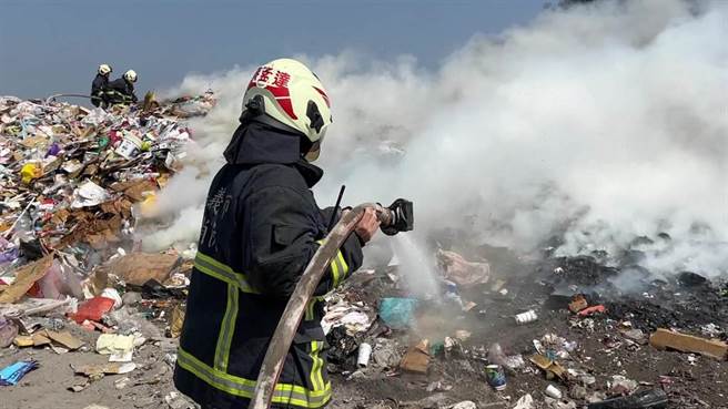 嘉義市消防局人員全力灌救湖子內的環保暫置場的火災。（讀者提供／廖素慧嘉市傳真）