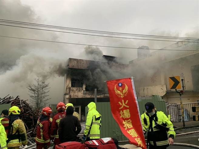 ▲火灾现场堆有大量易燃泡绵，火势一发不可收拾。（基隆市消防局提供／徐佑升基隆传真）