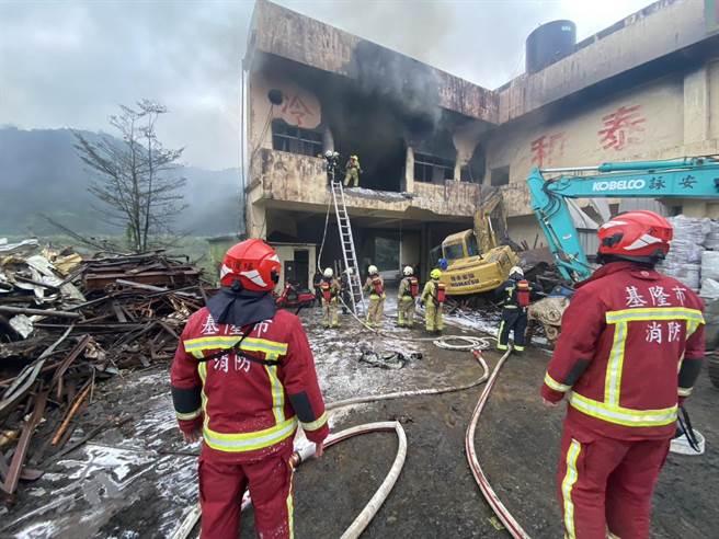 ▲消防人员及时抵达起火制冰厂，拉起水线灌救，顺利控制火势。（基隆市消防局提供／徐佑升基隆传真）