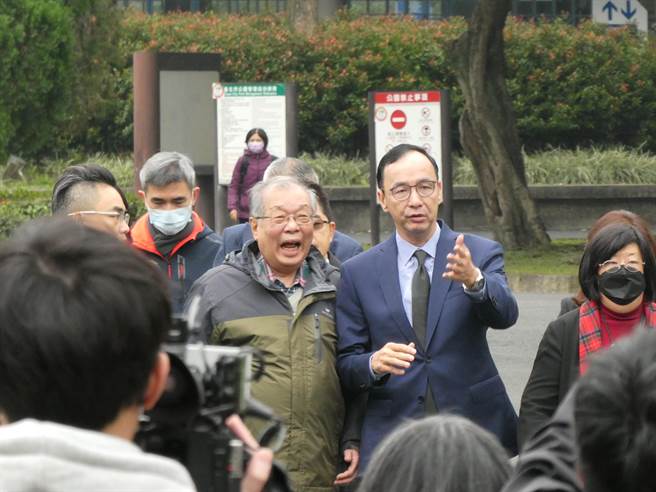 二二八纪念日将届，台北市长蒋万安蒋家背景再遭质疑。国民党主席朱立伦今受访缓颊，蒋已经是蒋家在台第四代，目前也有第五代了，就像在台湾的一代接一代，大家都是这边的一份子，共同希望这个社会能够更和谐。（周志豪摄）