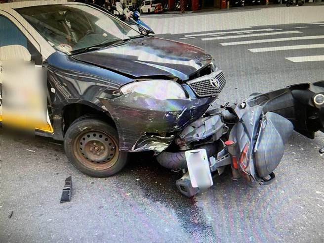 吴女的座车在路上大迴转并衝上分隔岛后，又回到原车道并撞上重机车。(民眾提供)