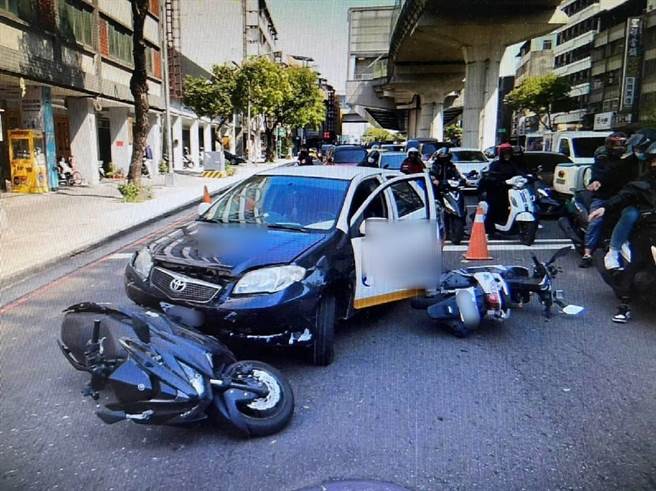 吴女的座车在路上大迴转并衝上分隔岛后，又回到原车道并撞上重机车。(民眾提供)