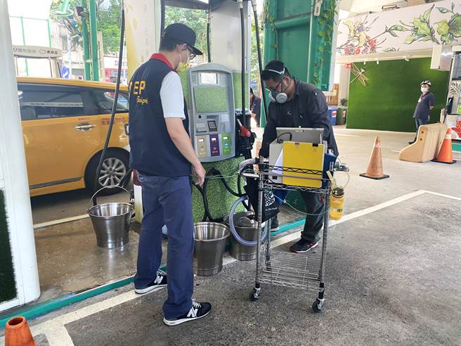 台北市环保局执行加油站稽查检测作业。（台北市环保局提供／陈薏云台北传真）