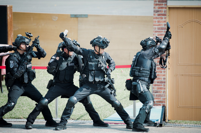 宪兵特勤队「最新反恐火力」曝光，美制XIPHOS衝锋枪大增战力。(宪兵指挥部提供)