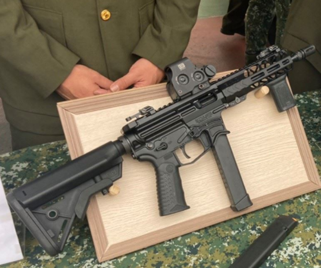 美制的XIPHOS 9公厘衝锋枪罕见亮相。(青年日报提供)