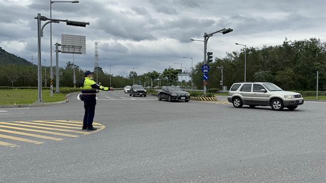 花莲新城警分局在台九线和平等重要路口派警力疏导交通，目前苏澳到花莲平均旅行时间约101分钟。（新城警分局提供）