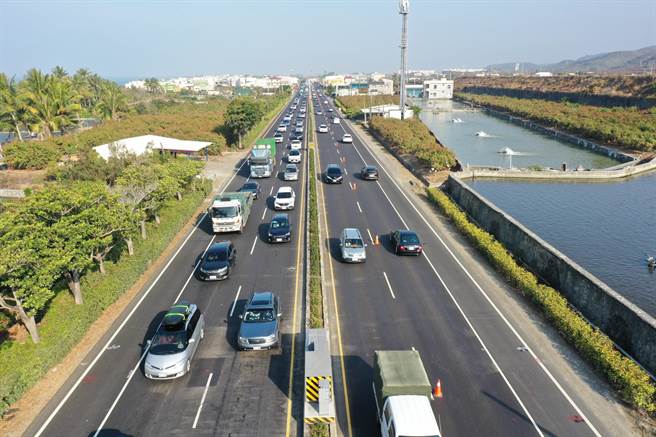 228連續假期第一天，上午7至8時便出現大量南下出遊車潮。(警方提供)