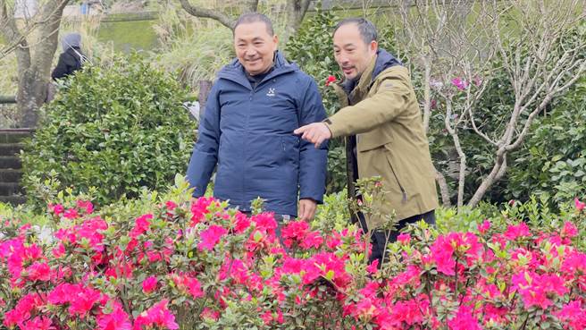 CNFlower创办人同时也是本次策展总顾问凌宗涌向新北市长侯友宜介绍杜鹃花品种。（吕健豪摄）