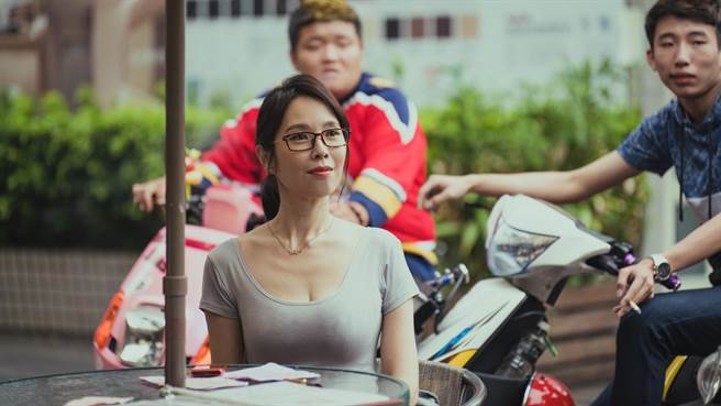 天心在《做工的人 电影版》饰演提供「免费法律谘询」的慈善律师方淼。（大慕影艺、华映娱乐提供 ）