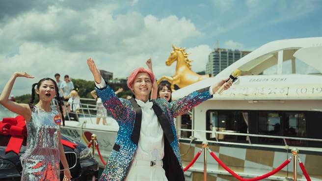 炎亚纶在《做工的人 电影版》饰演实境闯关节目「幸运到我家」主持人运来哥哥。（大慕影艺、华映娱乐提供 ）