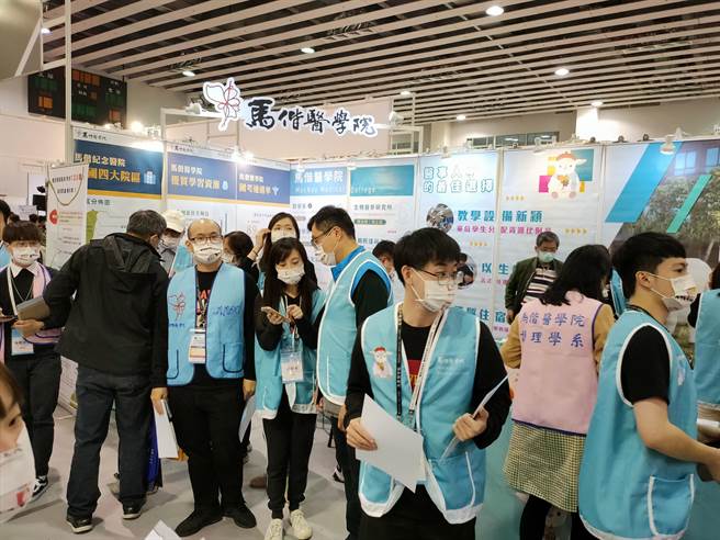 马偕医学院则是以该校作为第一志愿，达台大、阳明交大、成大同一学系的录取标准，学杂费与住宿费全免，再另提供月发的奖助学金。(李侑珊摄)