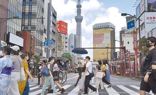 移居日本会比台湾好吗？过来人认为，日本社会压力大。（美联社）