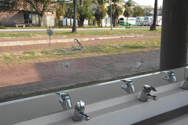 金门出现「枪击怪客」，公厕玻璃镜遭连续扫射留下疑似BB枪弹孔，警方正调查侦办中。(图／民眾提供)