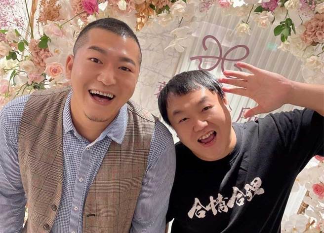 百万网胡草爷（左）跟好友司徒开设新YT频道「看你老墓」。（YouTube频道「看你老墓」提供）