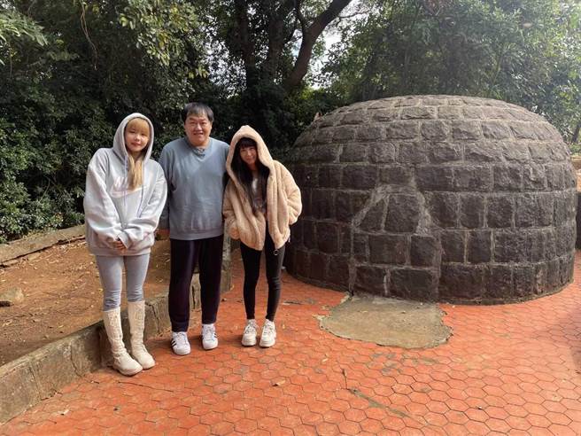 节目首集来宾比熊与陆子玄。（YouTube频道「看你老墓」提供） 